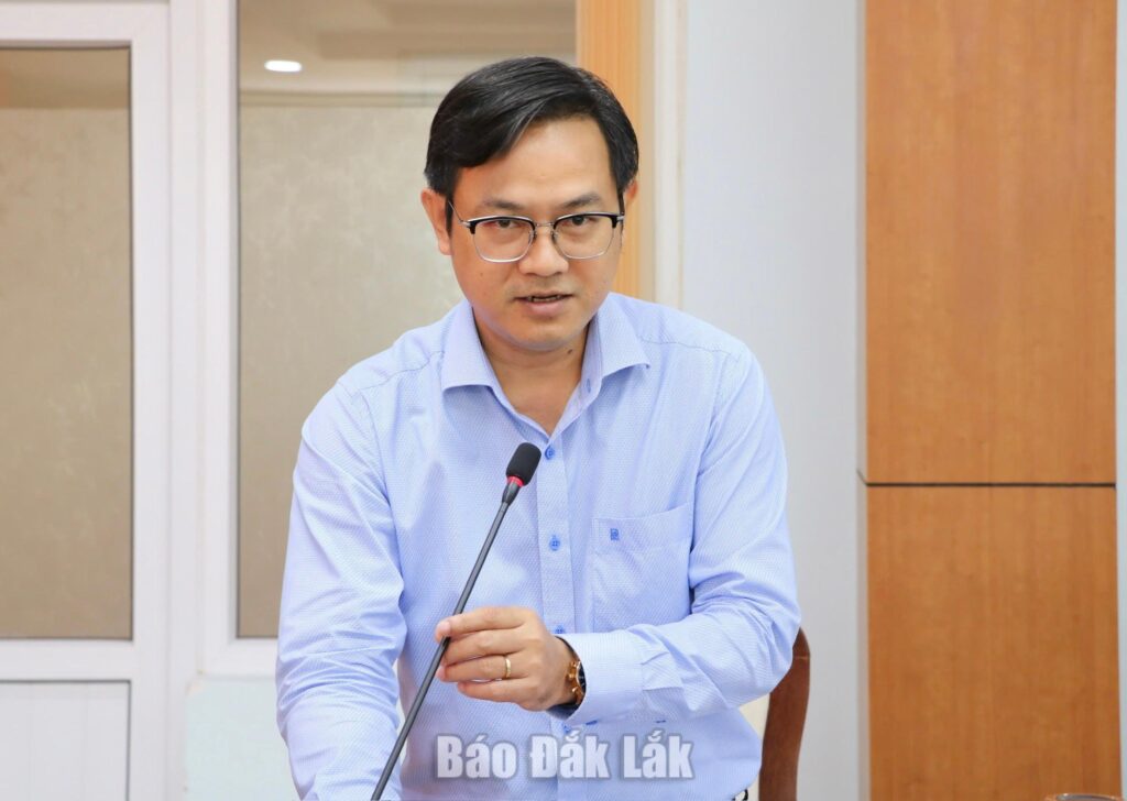 Phó Chủ nhiệm Thường trực Ủy ban Kiểm tra Tỉnh ủy Hồ Quang Đệ thông qua báo cáo kết quả kiểm tra, giám sát đối với Ban Thường vụ Đảng ủy phường Buôn Ma Thuột.