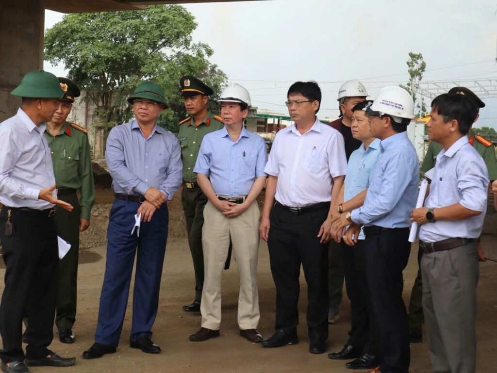 Chủ đầu tư báo cáo những tồn tại, vướng mắc của dự án đoạn qua địa bàn xã Vụ Bổn.