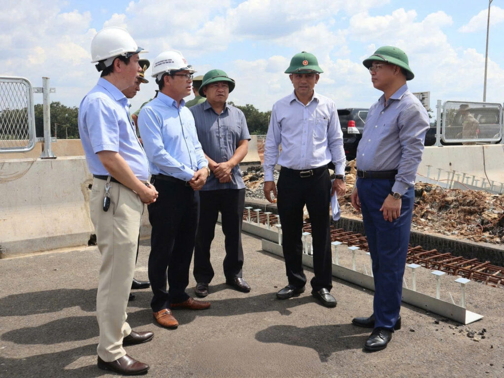 Phó Chủ tịch UBND tỉnh Trương Công Thái cùng Đoàn công tác kiểm tra thực địa khu vực nút giao CT.02 Dự án thành phần 3.